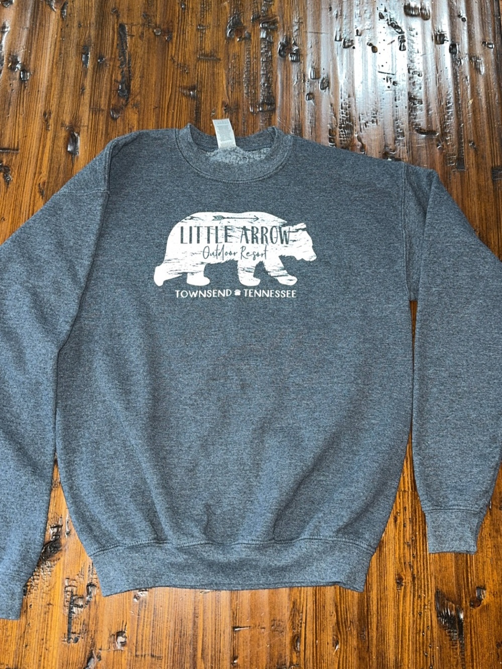 LITTLE ARROW OUTDOOR RESORT GRAY LONG SLEEVE UNISEX SWEATSHIRT GILDAN YOUTH XL
